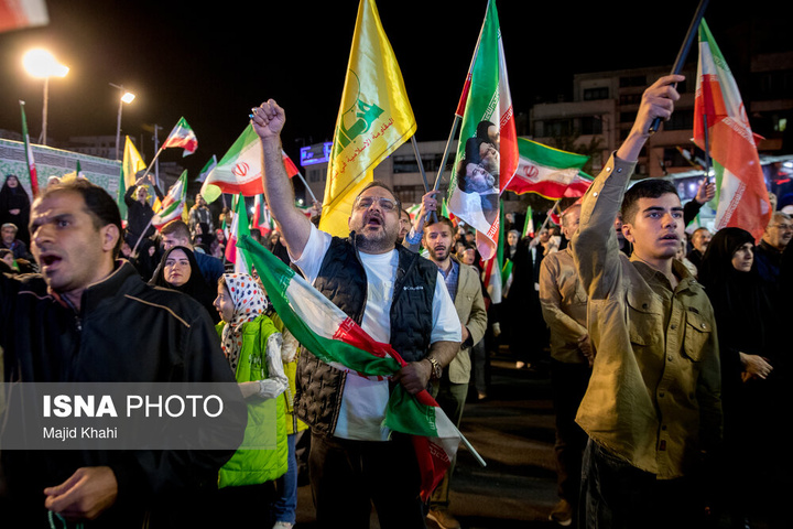 تجمع شبانه مردم در حمایت از مدافعان وطن - تهران