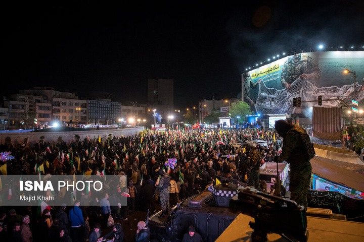 تجمع شبانه مردم در حمایت از مدافعان وطن - تهران