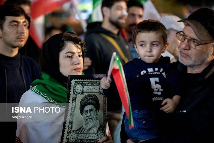 تجمع شبانه مردم در حمایت از مدافعان وطن - تهران