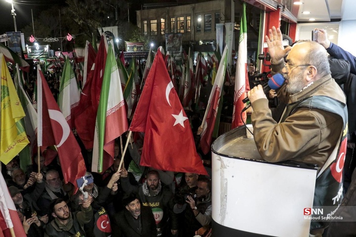 حضور نخبگان فرهنگی و رسانه‌ای ترکیه در اجتماع مردمی حمایت از جمهوری اسلامی ایران در تبریز