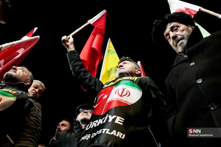 حضور نخبگان فرهنگی و رسانه‌ای ترکیه در اجتماع مردمی حمایت از جمهوری اسلامی ایران در تبریز