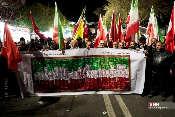 حضور نخبگان فرهنگی و رسانه‌ای ترکیه در اجتماع مردمی حمایت از جمهوری اسلامی ایران در تبریز