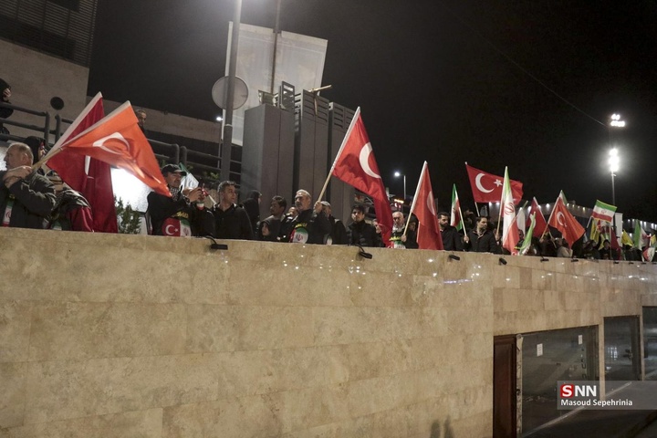 حضور نخبگان فرهنگی و رسانه‌ای ترکیه در اجتماع مردمی حمایت از جمهوری اسلامی ایران در تبریز