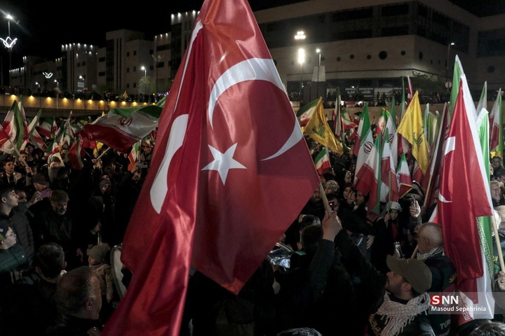 حضور نخبگان فرهنگی و رسانه‌ای ترکیه در اجتماع مردمی حمایت از جمهوری اسلامی ایران در تبریز