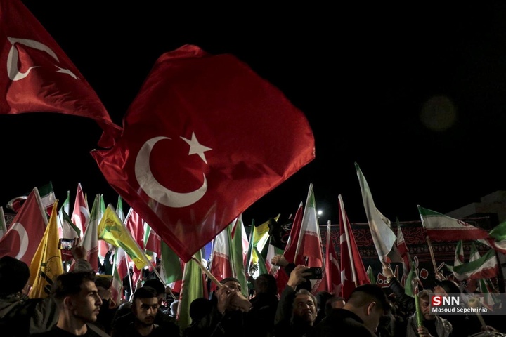 حضور نخبگان فرهنگی و رسانه‌ای ترکیه در اجتماع مردمی حمایت از جمهوری اسلامی ایران در تبریز