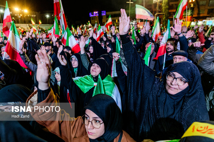 تجمع شبانه مردم در حمایت از مدافعان وطن - تهران