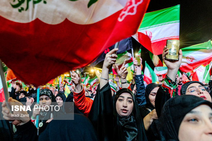 تجمع شبانه مردم در حمایت از مدافعان وطن - تهران