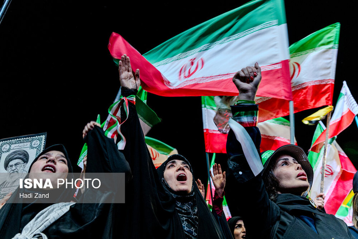 تجمع شبانه مردم در حمایت از مدافعان وطن - تهران