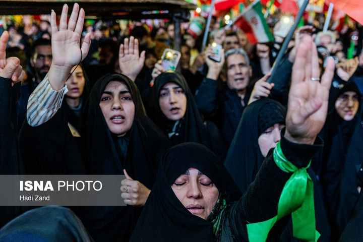 تجمع شبانه مردم در حمایت از مدافعان وطن - تهران