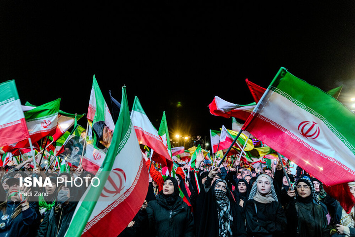 تجمع شبانه مردم در حمایت از مدافعان وطن - تهران