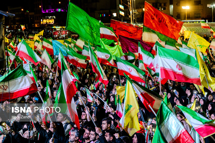 تجمع شبانه مردم در حمایت از مدافعان وطن - تهران