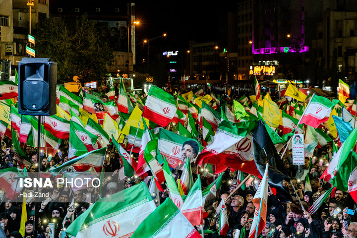 تجمع شبانه مردم در حمایت از مدافعان وطن - تهران