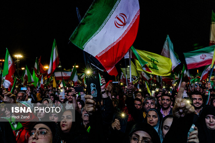 تجمع شبانه مردم در حمایت از مدافعان وطن - تهران