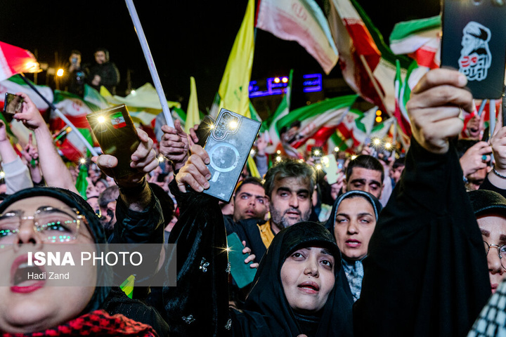 تجمع شبانه مردم در حمایت از مدافعان وطن - تهران
