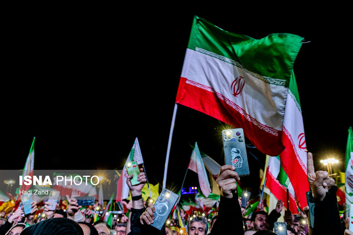 تجمع شبانه مردم در حمایت از مدافعان وطن - تهران