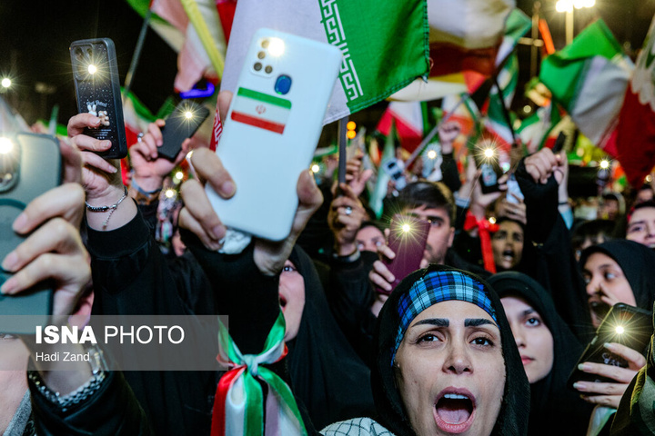 تجمع شبانه مردم در حمایت از مدافعان وطن - تهران