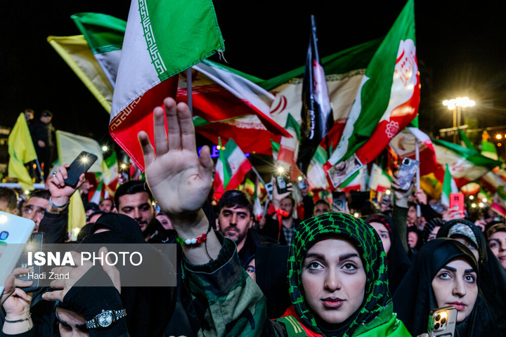 تجمع شبانه مردم در حمایت از مدافعان وطن - تهران