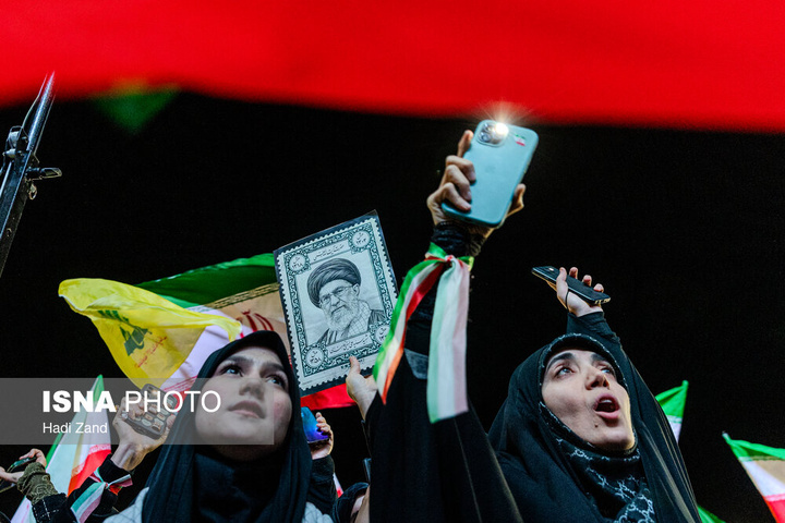 تجمع شبانه مردم در حمایت از مدافعان وطن - تهران