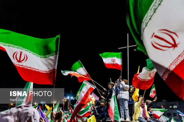 تجمع شبانه مردم در حمایت از مدافعان وطن - تهران