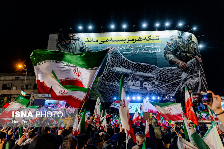 تجمع شبانه مردم در حمایت از مدافعان وطن - تهران