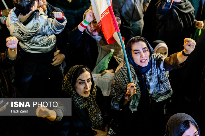 تجمع شبانه مردم در حمایت از مدافعان وطن - تهران