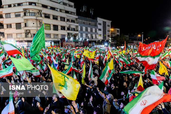 تجمع شبانه مردم در حمایت از مدافعان وطن - تهران