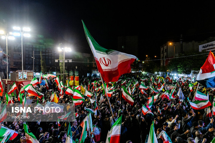 تجمع شبانه مردم در حمایت از مدافعان وطن - تهران