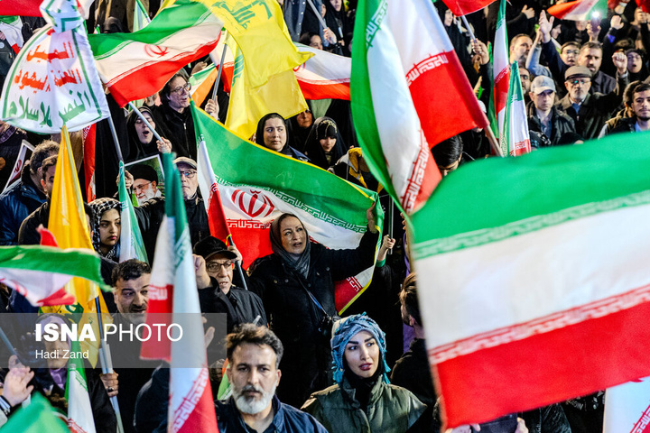 تجمع شبانه مردم در حمایت از مدافعان وطن - تهران