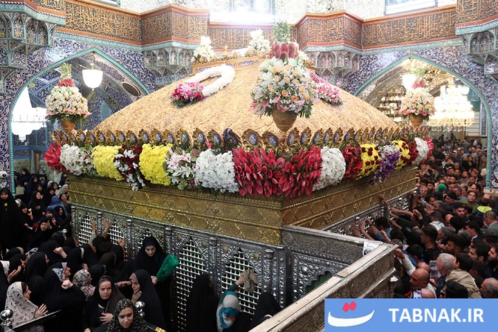 گل‌آرایی ضریح مطهر حرم حضرت معصومه(سلام الله علیها)