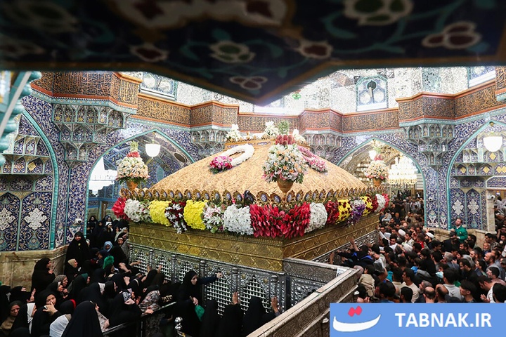 گل‌آرایی ضریح مطهر حرم حضرت معصومه(سلام الله علیها)