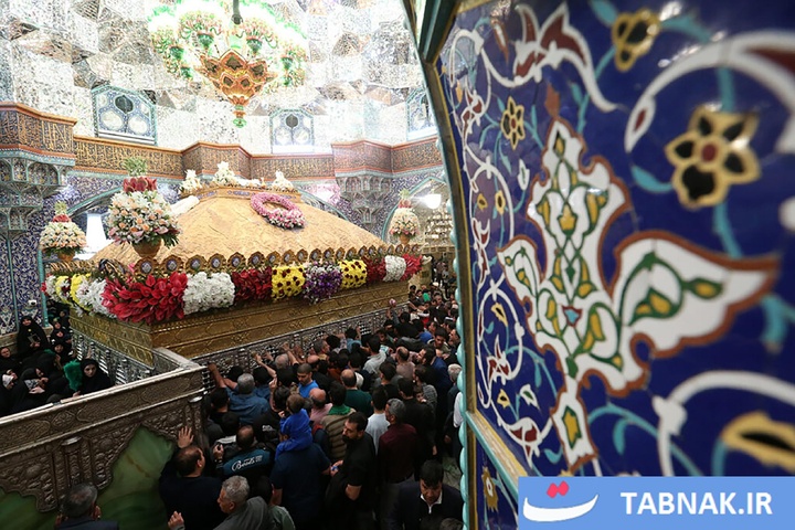 گل‌آرایی ضریح مطهر حرم حضرت معصومه (سلام الله علیها)