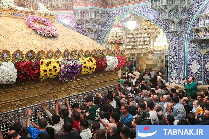 گل‌آرایی ضریح مطهر حرم حضرت معصومه(سلام الله علیها)