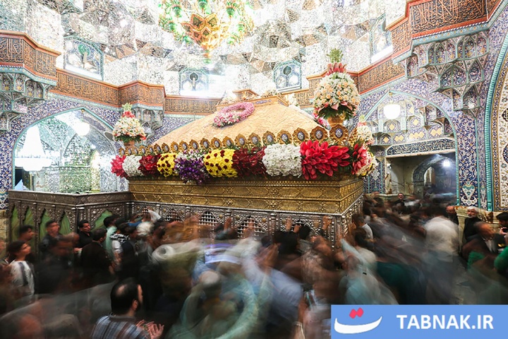 گل‌آرایی ضریح مطهر حرم حضرت معصومه(سلام الله علیها)