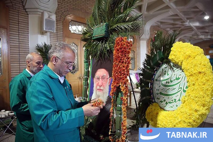 گل‌آرایی ضریح مطهر حرم حضرت معصومه(سلام الله علیها)