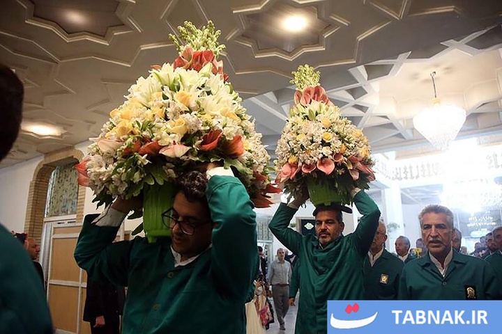 گل‌آرایی ضریح مطهر حرم حضرت معصومه(سلام الله علیها)