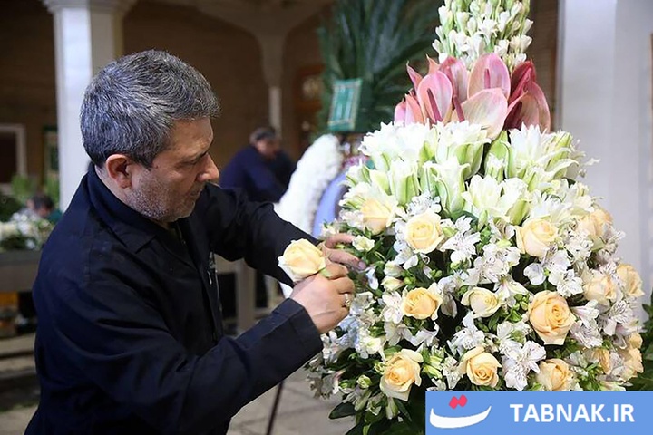 گل‌آرایی ضریح مطهر حرم حضرت معصومه(سلام الله علیها)