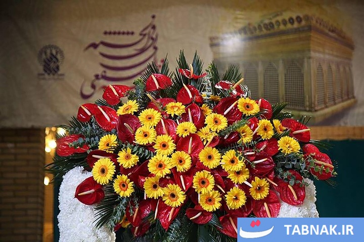 گل‌آرایی ضریح مطهر حرم حضرت معصومه(سلام الله علیها)