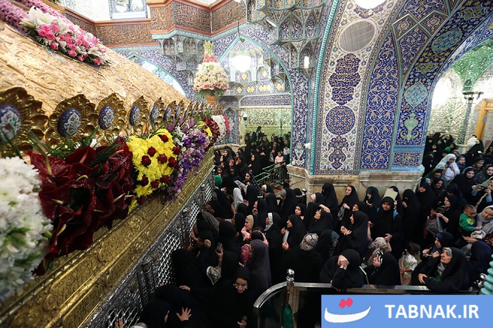 گل‌آرایی ضریح مطهر حرم حضرت معصومه(سلام الله علیها)