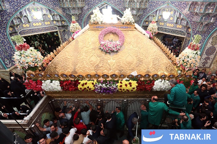 گل‌آرایی ضریح مطهر حرم حضرت معصومه(سلام الله علیها)