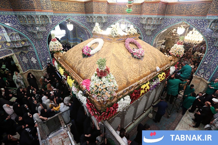 گل‌آرایی ضریح مطهر حرم حضرت معصومه(سلام الله علیها)