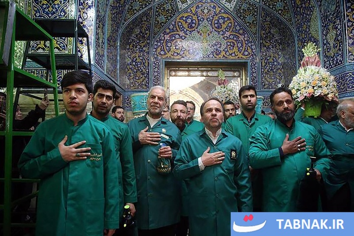 گل‌آرایی ضریح مطهر حرم حضرت معصومه(سلام الله علیها)