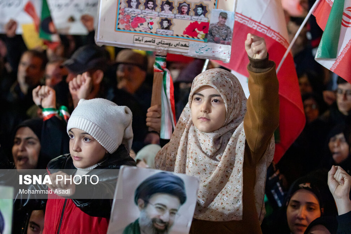 تجمع شبانه مردم در حمایت از مدافعان وطن - اراک