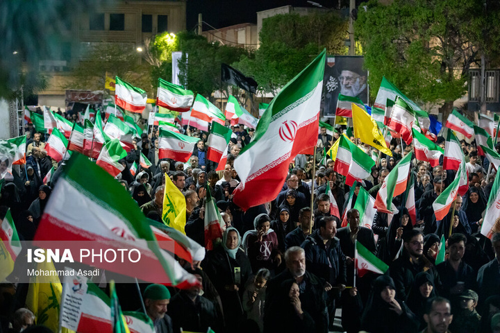 تجمع شبانه مردم در حمایت از مدافعان وطن - اراک