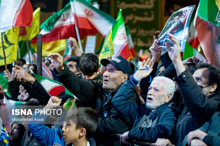 تجمع شبانه مردم در حمایت از مدافعان وطن - اراک