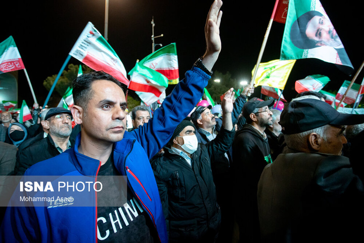 تجمع شبانه مردم در حمایت از مدافعان وطن - اراک