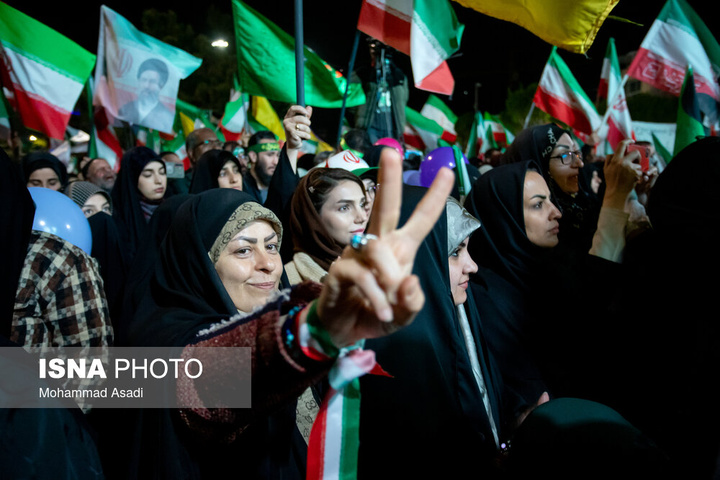 تجمع شبانه مردم در حمایت از مدافعان وطن - اراک