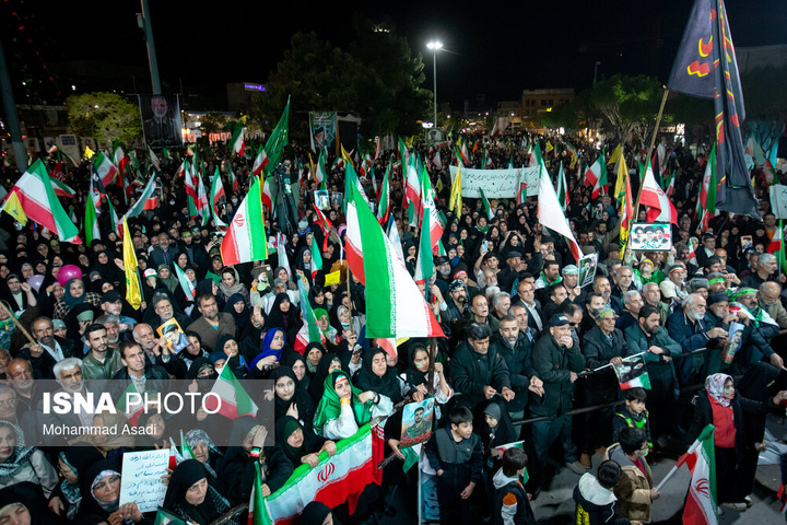 تجمع شبانه مردم در حمایت از مدافعان وطن - اراک