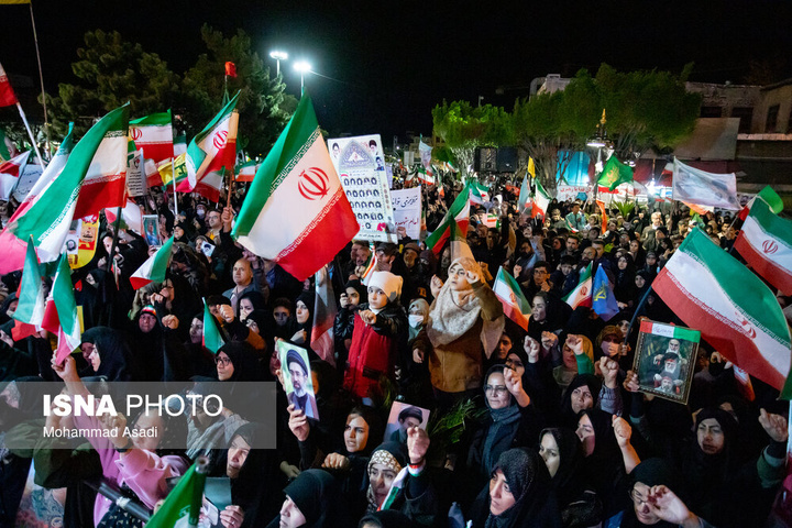 تجمع شبانه مردم در حمایت از مدافعان وطن - اراک