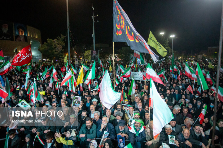 تجمع شبانه مردم در حمایت از مدافعان وطن - اراک