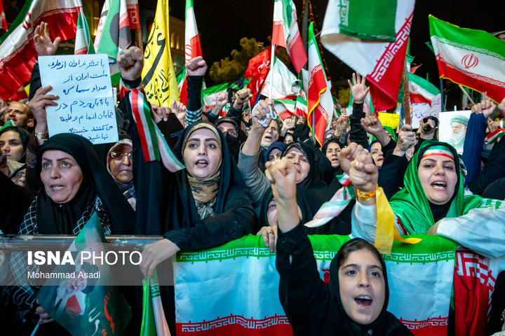 تجمع شبانه مردم در حمایت از مدافعان وطن - اراک